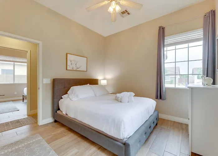 Holiday home 4 Mi To Riparian Preserve: Abode W/ Hot Tub *