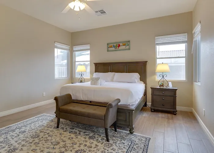 Holiday home 4 Mi To Riparian Preserve: Abode W/ Hot Tub