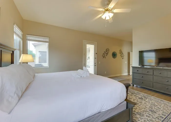 Holiday home 4 Mi To Riparian Preserve: Abode W/ Hot Tub *